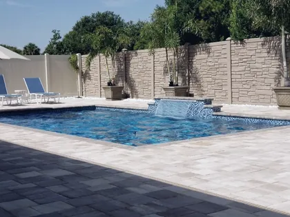 Piscine résidentielle terminée avec sa terrasse
