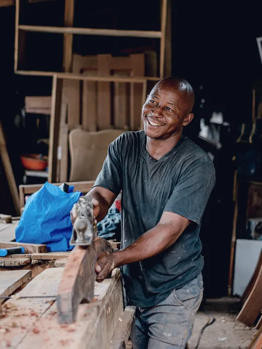 Menuisier au travail dans son atelier