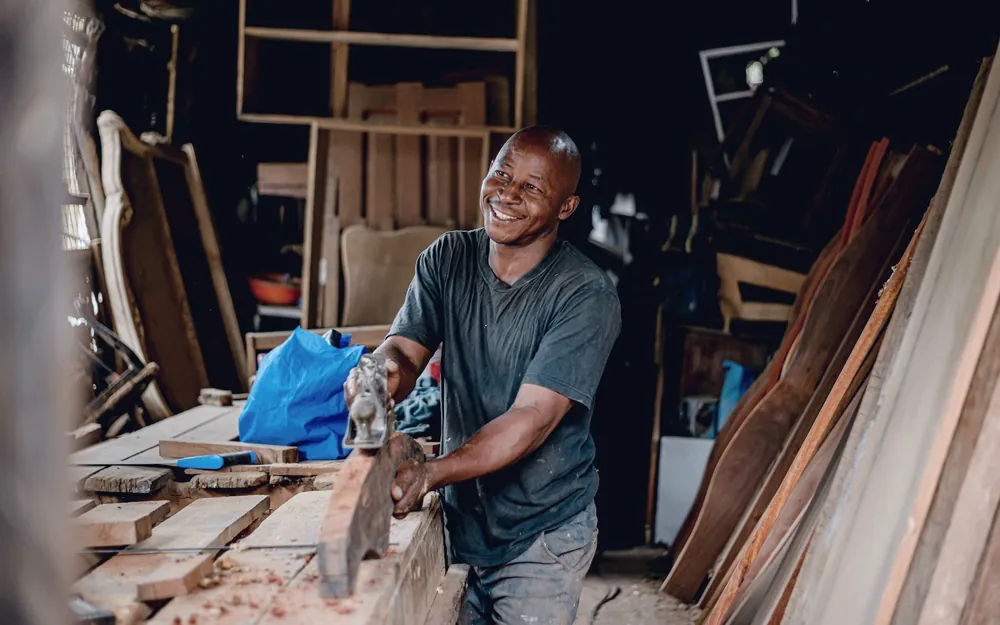 Menuisier au travail dans son atelier